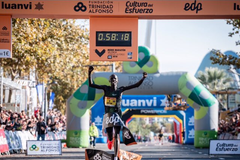 Půlmaraton ve Valencii 2018: Keňan Abraham Kiptum je v cíli ve světovém rekordu.