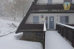 Na Šumavě napadl první sníh. Sledujte záběry Horské služby Kvilda