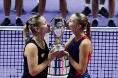 Finále Turnaje mistryň 2018: Tímea Babosová (vlevo) a Kristina Mladenovicová s trofejí pro vítězky