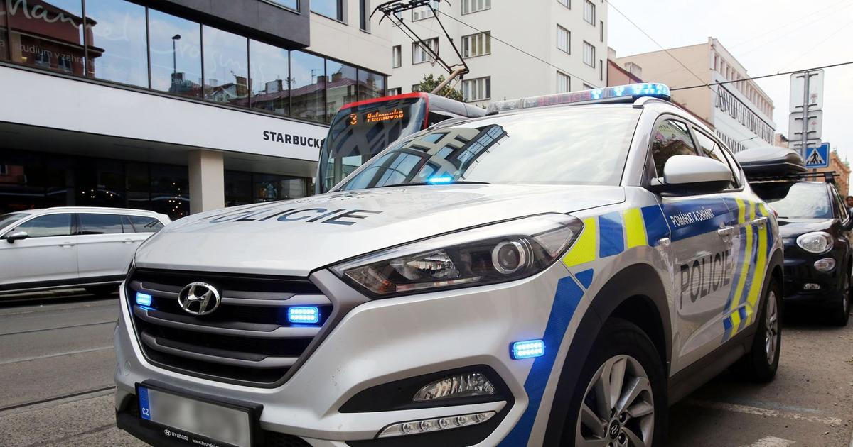 Policisté zasahují na pracovišti Městského úřadu Černošice. Zadrželi 16 lidí