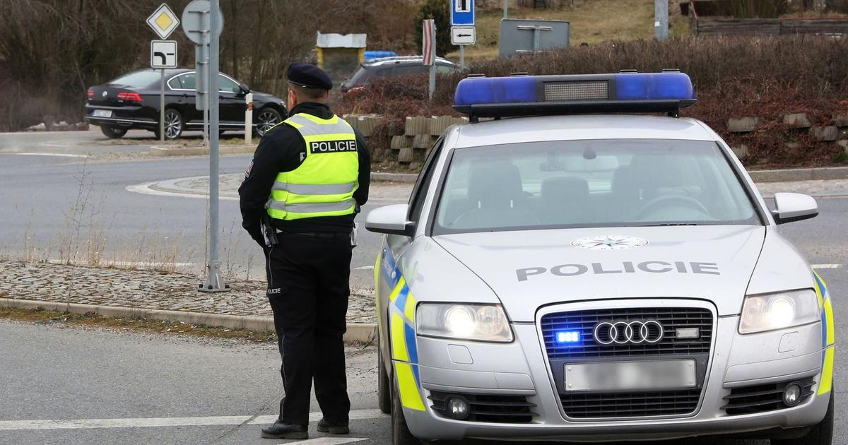 Nervózně hleděla ke kufru auta. V ženině voze našli policisté kontraband