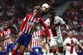6. kolo španělské ligy 2018/19, Atlético Madrid - Huesca: Antoine Griezmann v souboji s hostujícím Rubenem Semedem