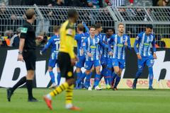 Bundesliga: Fotbalisté Herthy Berlín se radují z branky v Dortmundu