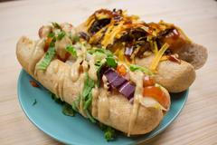 Vymazlete si pořádný hot dog pro chlapáky. Přidejte slaninu, čedar i opečenou cibuli