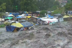 Prudké deště způsobily bleskové povodně v severní Indii. Voda smetla i autobus