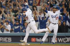 Finále MLB 2018, Los Angeles - Boston: Max Muncy slaví výhru domácího týmu