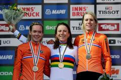MS v silniční cyklistice 2018, časovka žen: zleva Anna van der Breggenová, Annemiek van Vleutenová a Ellen van Dijková z Nizozemska