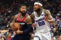 NBA 2018/19, Sacramento - Washington: Hostující Markieff Morris (s míčem) a Willie Cauley-Stein