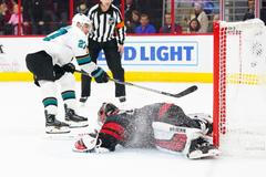 NHL 2018/19, Carolina - San Jose: Domácí brankář Petr Mrázek chytá nájezd Joonase Donskoie