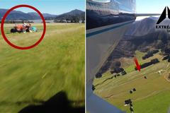 Tady má pilot jenom jednu šanci přistát. A musí dávat pozor na traktor