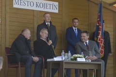 Stavme nemocnice a školy v Sýrii, ale k nám je neberme, řekl Zeman na diskuzi s občany