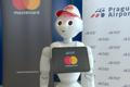 Pomůže najít bránu i pobaví. Letiště Praha představilo robota pro cestující