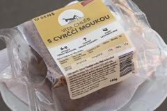 První řetězec v Česku začal prodávat chleba ze cvrčků. Jak zákazníkům chutnal?