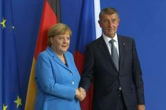 Merkelová jednala s Babišem o migraci. Proti jeho návštěvě protestovaly desítky lidí