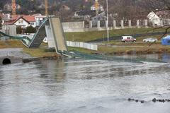 Zřícená lávka v Troji