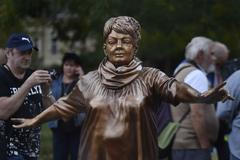 Fotky: Socha Věry Špinarové sklízí kritiku. Podívejte se na odhalení v Ostravě