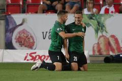 5. kolo fotbalové FORTUNA:LIGY, Slavia - Jablonec: Tomáš Holeš (vpravo) a Jakub Považanec slaví gól Jablonce.