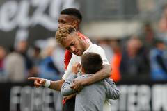 fotbal, francouzská liga 2018/2019, Rennes - Paris St. Germain, Neymar s malým fanouškem