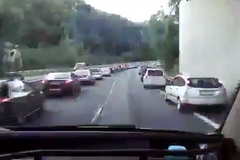 Dokonalá česká ulička. Řidiči stáli vzorně u krajnic a sanitka lehce projela