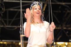 Královna Ledecká se vznesla vzhůru, Samková tančila s obručí. To vše přinesl Král bílé stopy