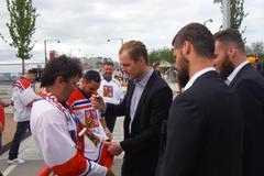 Čeští hokejisté si před zápasem odskočili za fanoušky. Ruský kapitán přijel na trénink na bruslích