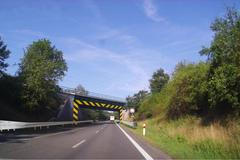 Náraz do stromu nebo mostu má na svědomí pětinu mrtvých. Expert ukázal, jak to změnit