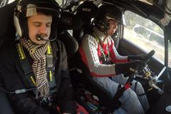 Jízda v závodním speciálu? S kameramanem to pořádně zamávalo