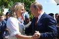 Putin tančí s rakouskou ministryní zahraničí na svatbě