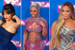 Vysoký rozparek J.Lo a sametové šaty Cardi B. Sledujte módní kreace z cen MTV