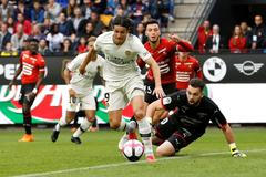 fotbal, francouzská liga 2018/2019, Rennes - Paris St. Germain, Tomáš Koubek a Edinson Cavani