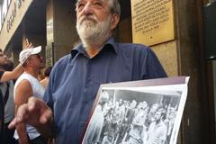 "Překvapilo mě, že jsem vyfocený, jak nesu zraněného z roku 68" vzpomíná pamětník