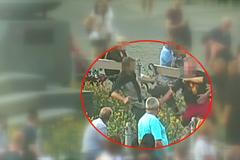 U Husovy sochy se poprali dva muži. Jednoho strážníci chytili v Celetné, druhého našli v záhonu