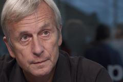 Chci propojit mozky dvou lidí, bude to velmi nebezpečné, říká první kyborg na světě