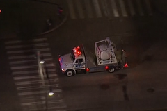 Speciální policejní vůz odvezl jeden z výbušných balíčků nalezených v New Yorku