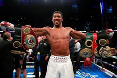 box, Anthony Joshua slaví vítězství nad Alexanderem Povětkinem