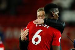 fotbal, anglická liga, Manchester United - Bournemouth, trenér Ole Gunnar Solskjaer objímá střelce dvou gólů Paula Pogbu