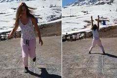 Ledecká si během přípravy skočila na panáka, šílený Maradona se válel v bahně