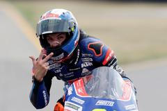 Jakub Kornfeil slaví třetí místo v závodě Moto3 v Brně