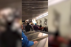 Hrůza v metru v Římě. Vada v eskalátoru způsobila jeho náhlé zrychlení