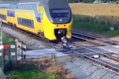 Cyklista na jeden vlak počkal, druhý už neviděl. O metr unikl srážce