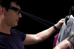 Rozpozná obličej i bankovky. Elektronická pomůcka na brýle pro nevidomé a osoby se špatným zrakem