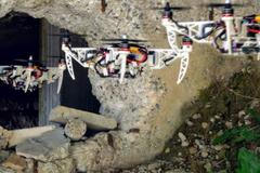 Dron ze Švýcarska dokáže během letu měnit velikost. Proletí dírou i skulinou