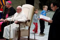 Je to Argentinec, neposlouchá, omlouval papež dovádějícího autistického chlapce