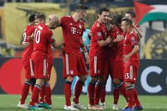 Fotbalisté Bayernu Mnichov slaví vítězství na hřišti AEK Atény