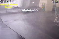 Bezpečnostní kamery zachytily pád dálničního mostu v Janově