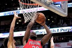 Tomáš Satoranský a Devin Robinson brání Juliuse Randleho z New Orleans