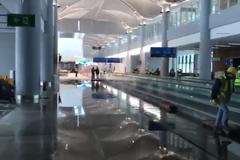 Při prvním dešti se hala nového letiště v Istanbulu proměnila v jezero