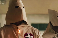 Černoch šéfuje rasistům po telefonu. U filmu BlacKkKlansman se musíte smát
