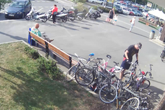 Policie hledá muže i ženu, kteří jsou podezřelí z krádeže kol u plaveckého stadionu Podolí