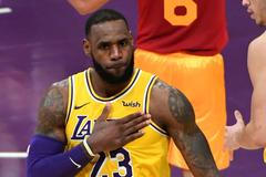 LeBron James v dresu Los Angeles Lakers